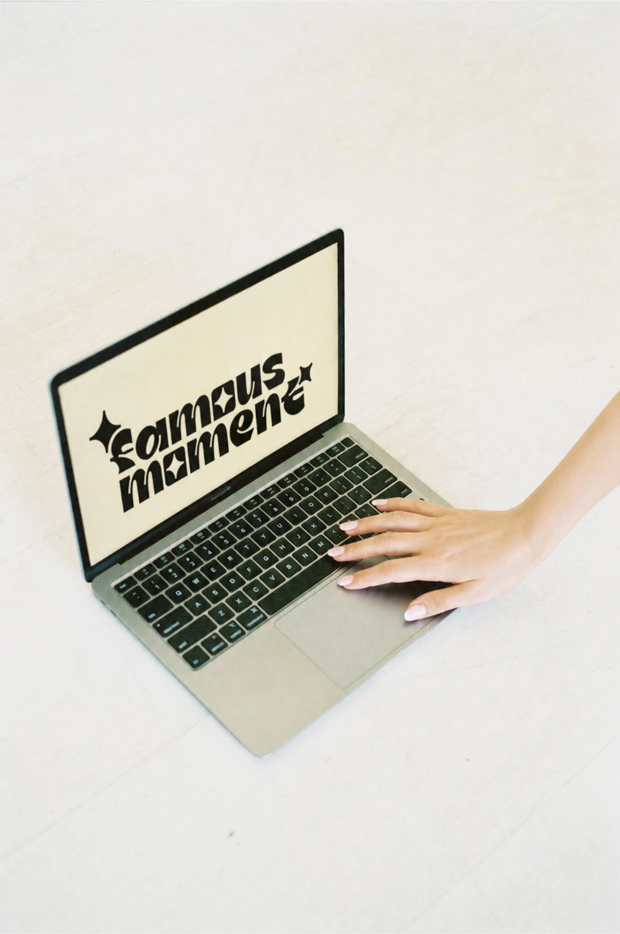 Laptop met het Famous Moment logo op het scherm